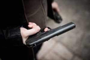 стрелять из пистолета, фото из открытых источников