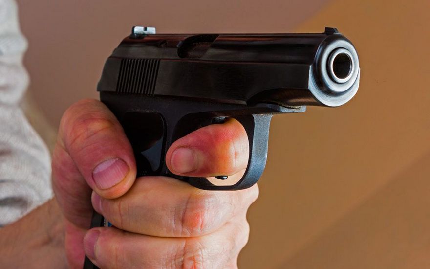 стрелять из пистолета