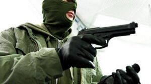 Разбойное нападение под Днепром: грабитель с пистолетом ворвался в кредитное учреждение