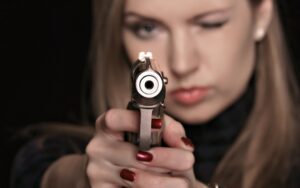 женщина с пистолетом