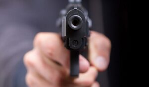 Под Днепром мужчина открыл стрельбу из пистолета в супермаркете (фото)