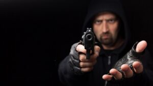 мужчина с пистолетом, фото из открытых источников