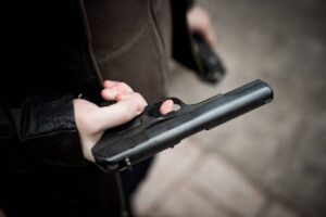 мужчина с пистолетом, фото из открытых источников