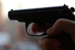 пистолет в руке, фото из открытых источников