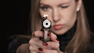 фото с открытых источников, женщина с пистолетом