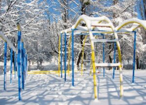 площадка в снегу, фото из открытых источников