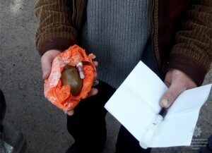 фото ГУНП, задержание мужчины с гранатой