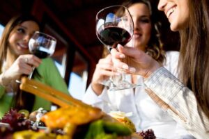 девушки пьют вино