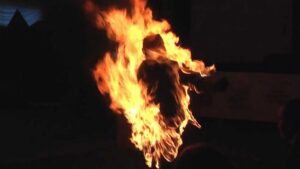 поджечь мужчину, фото из открытых источников