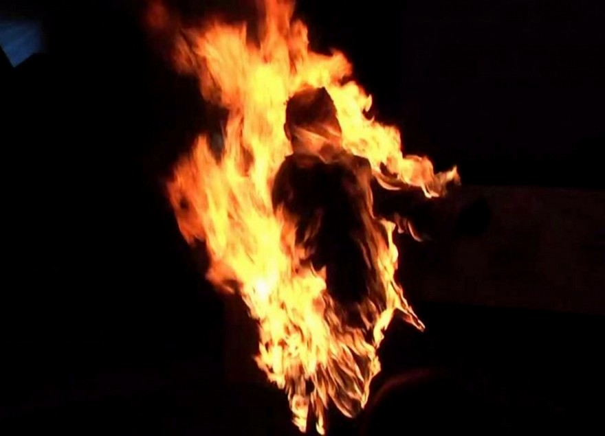 поджечь себя, фото из открытых источников