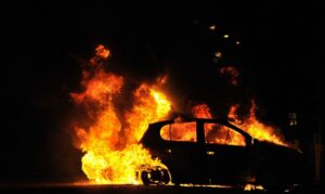 поджог автомобиля, фото из открытых источников