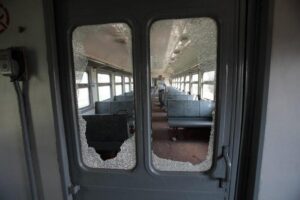 бить стекла в поездах