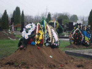 В Днепропетровске люди на коленях встречали тело погибшего бойца
