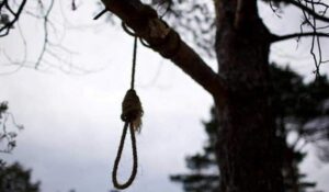 На Днепропетровщине у гаражей повесился мужчина