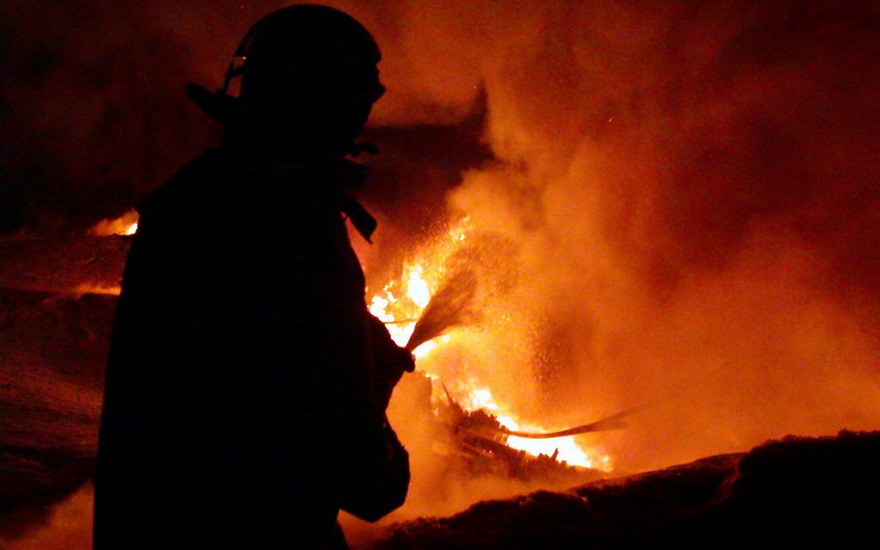 тушить пожар, фото из открытых источников