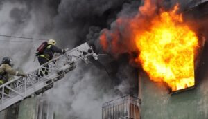 тушить пожар, фото из открытых источников