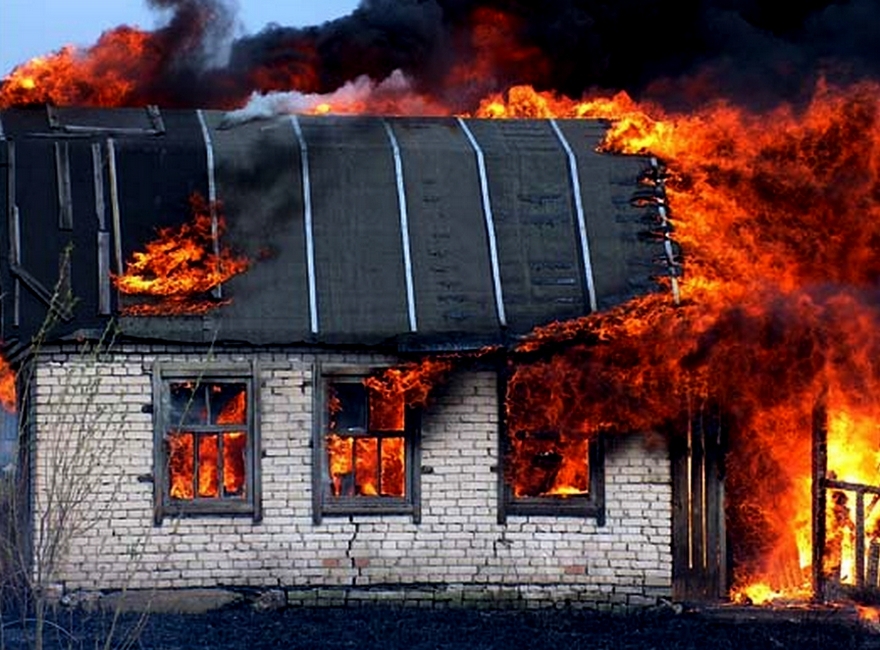 горит летняя кухня, фото из открытых источников