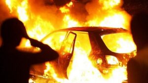 поджечь автомобиль