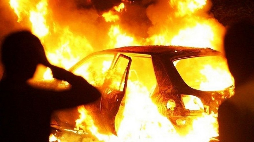 поджечь автомобиль
