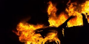 горит автомобиль, фото из открытых источник