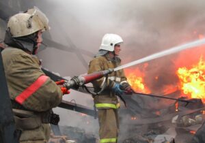 пожар на крыше здания, фото из открытых источников