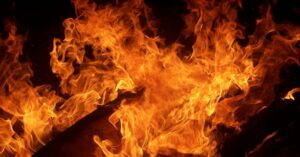 тушить пожар, фото из открытых источников