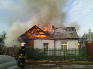 горит дом, фото из открытых источников
