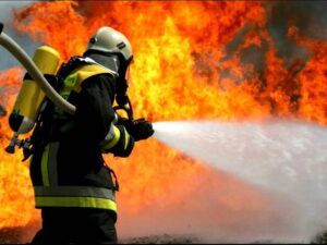 тушить пожар, фото из открытых источников