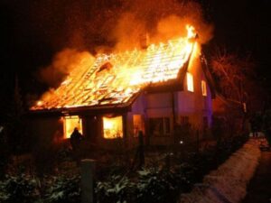 горит крыша дома, фото из открытых источников