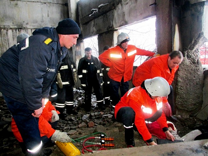 фото timenews.in.ua, привалить плитой работника