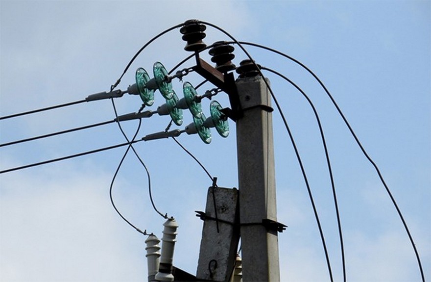 столб с проводами