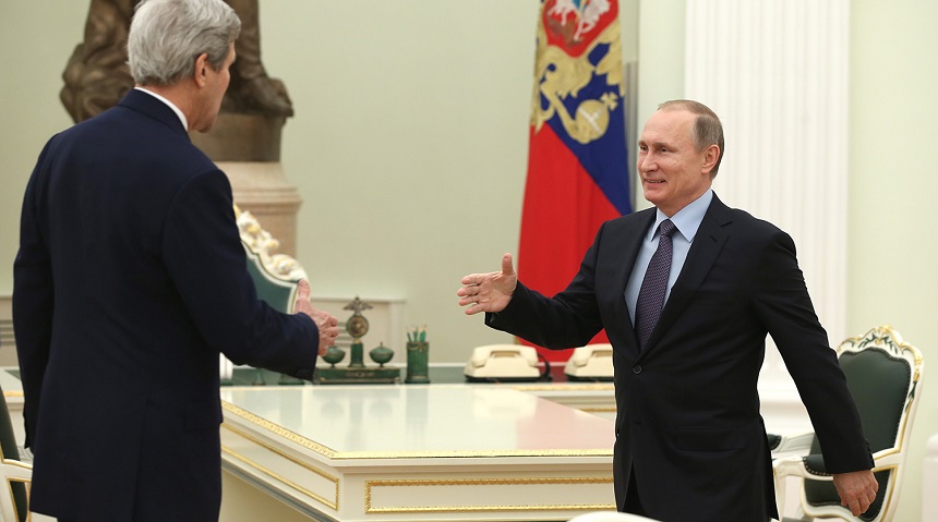 Госсекретарь США Джон Керри и Президент РФ Владимир Путин. Фото: Артем Коротаев/ТАСС