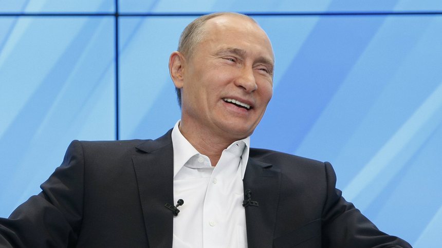 Путин смеётся
