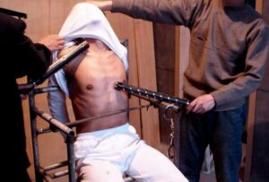 пытать мужчину, фото из открытых источников