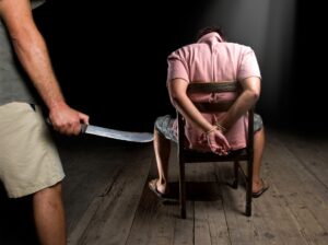 пытать мужчину, фото из открытых источников