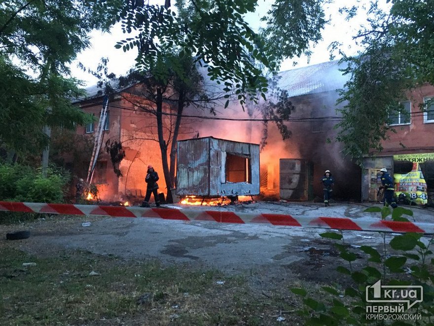 фото https://1kr.ua, загорелся шиномонтаж