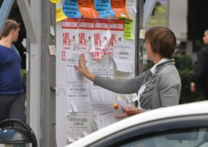 расклеивать объявления