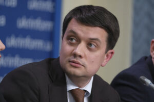 Разумков заявил, что в Украине нет денег на повышение зарплат медикам