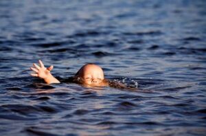 ребенок тонет, фото 0564