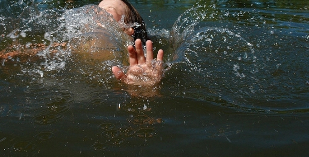 ребенок тонет, фото из открытых источников