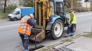 Комунальники готують дощоприймачі до зими