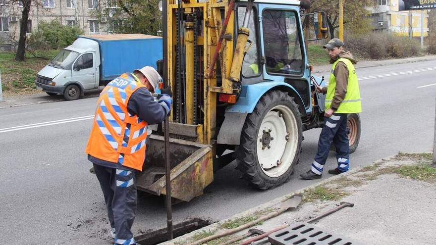 Комунальники готують дощоприймачі до зими