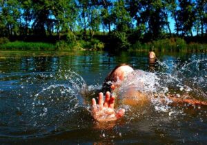 ребенок тонет в реке, фото из открытых источников