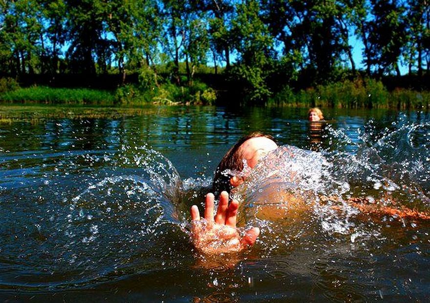 ребенок тонет в реке, фото из открытых источников