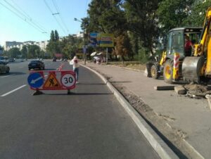В Днепре на ж/м Победа «освежают» тротуары