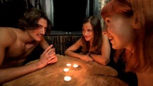 мошенница с деньгами, фото из открытых источников