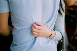 парень обнимает девушку, фото из открытых источников