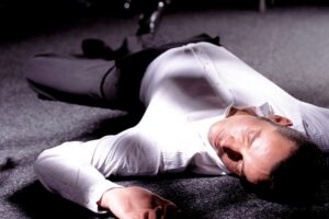 мужчина на полу, фото из открытых источников