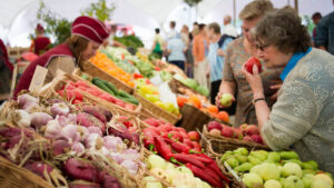 В Украине начали массово закрывать продуктовые рынки: что случилось