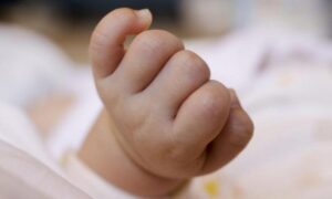 Младенец в сумке: на порог больницы подбросили ребенка (фото)